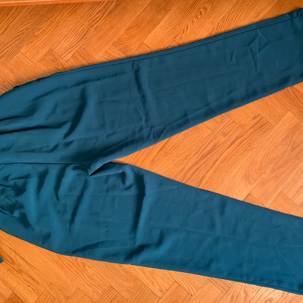 Ett par mörkgröna vida byxor från BilBok i strl S. Dessa är dessutom oanvända, bara testade. Kan inte få på mig dessa längre, därför jag säljer! . Jeans & Byxor.