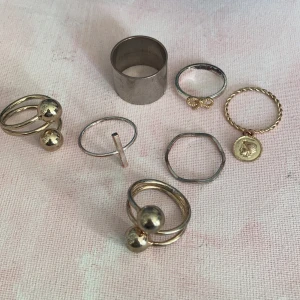 Ringar - Alla för 27 kr, den stora silvriga 5 kr, de två likadana 5 kr/styck, resten 3 kr/styck! 