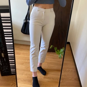 Kostymbyxor  - Beiga kostymbyxor från Gina tricot. Säljer då de är försmå för mig. De är i strl 38 men känns mer som 36/34 🤍