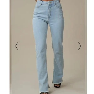 Högmidjade jeans med slits  - Jättefina högmidjade ljusblåa jeans med slits från NA-KD🤩 använda en gång så i princip nya, nypris var 549kr säljer eftersom de är för långa för mig! Tveka inte att höra av dig vid frågor💓💓