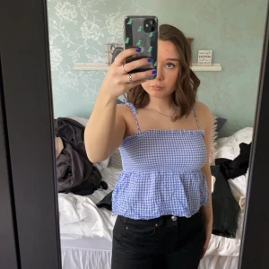 Blårutig topp! 💙 - En väldigt söt blårutig topp. Knappt använd då den är lite för liten i bysten på mig. Lappen är borta men skulle säga att den passar strl S/M 🥰 Buda i kommentarerna!