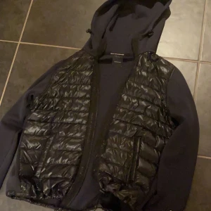 Peak jacka/hoodie - Helt ny peak jacka, inköpt i höstas och ALDRIG använd, den är i STL - Medium och jag säljer den endast för att den är för liten för mig. Inköpt för över 2000kr. 
