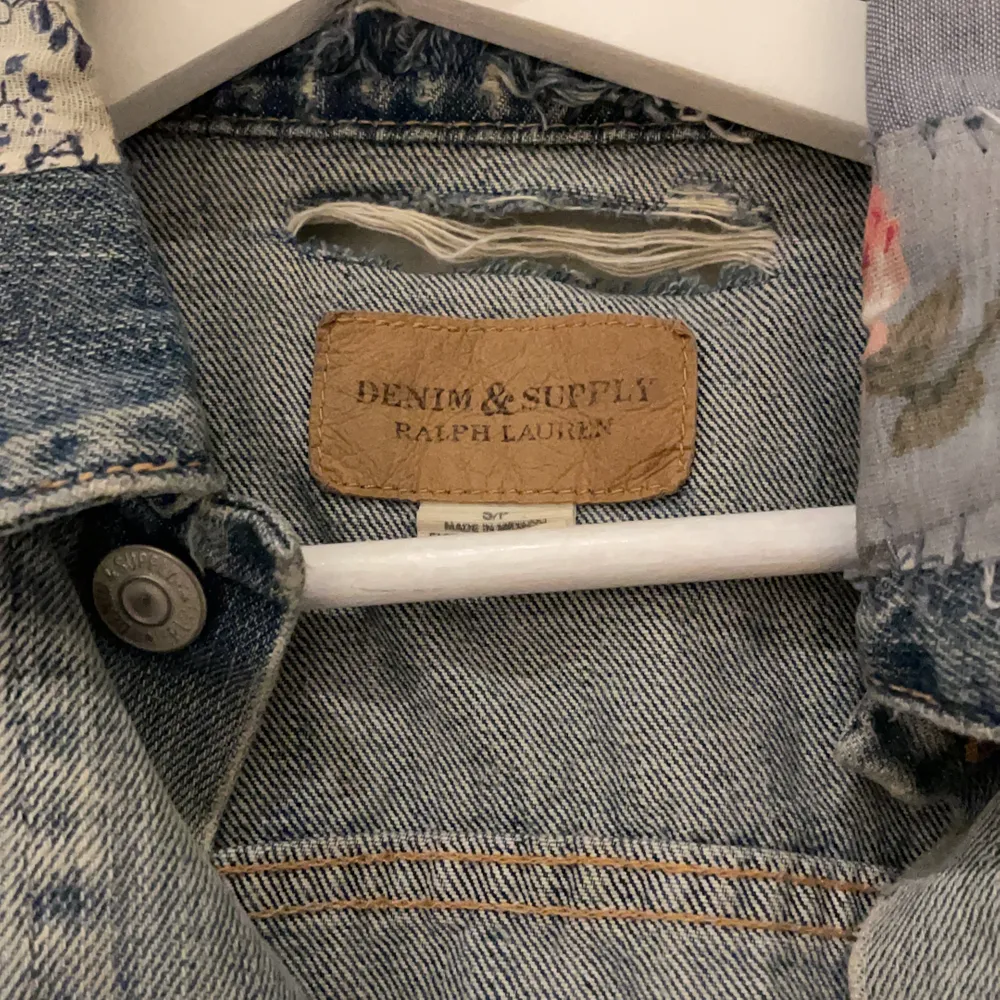 Supercool jeansjacka från Ralph Lauren, sparsamt använd! . Jackor.