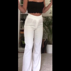 Vita kosymbyxor - Säljer mina vita kosymbyxor från bikbok då de ej kommer till användning. Bra längd till mig som är 168cm kanske lite långa. tyget är tunt så krävs beige trosor för att ej synas igenom. Köparen står för frakt
