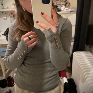 Grå tröja - Superfin tröja med gulddetaljer från Zara! Nyskick. Fraktar eller möts upp i Stockholm