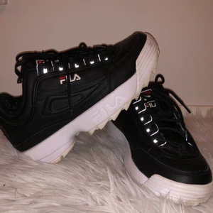 Fil sneakers - Säljer mina fina fila skor! Köpta typ 2018 men använda max 10 ggr. Nypris låg runt 1100 eller uppåt men säljer dom för 600💕💕 snörena är ganska slitna men dom går att använda💖 skriv för mer bilder och info. (Möts gärna, eventuell leverans)
