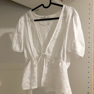 Blus med brodyr  - Super fin blus, perfekt tilll sommaren och nu till våren. Använd 1 gång. Frakt 45kr.