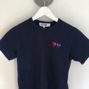 Comme des garçons T-shift - Mörkblå T-shirt i stl L, men liten i storleken. Har växt ur den, därför endast använd ett fåtal gånger. Köpt för 800kr, säljes för 200kr eller bud. Köparen står för frakt. 