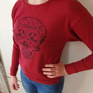 Döskalle tröja, storlek XS - Röd tröja, skönt material med en svart döskalle. Frakten är inkluderad i priset som står.