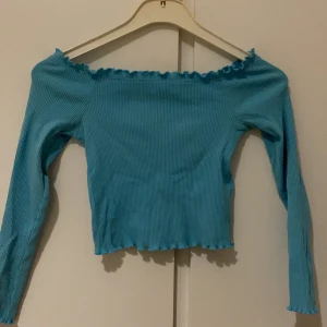 Blå topp - Väldigt fin ljus blå topp som passar perfekt till sommaren är i storlek m men passar dig med S också 💙