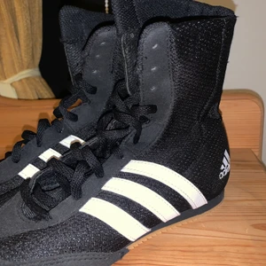 Adidas boxningsskor  - Adidas boxningsskor unisex i storlek 37,5 och köpt från Jabb.se. Använt dessa några gånger men är i nyskick, inga veck osv. Tvättas självklart innan frakt. Nypris: 729kr Mitt pris: 500kr 
