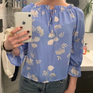 Blus med blommor - Sjukt snygg blus med blommor från ginatricot. Man kan ha den off shoulder men kan även använda den som en vanlig blus! Inga slitage då jag typ inte alls använt den!😊