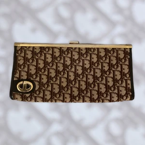 Dior monogram kuvertväska brun - Dior monogram vintage brun | kuverväska | så fint skick | äkta | det finns äktsbevis | kolla gärna på mina andra annonser | FRIFRAKT | följa insta @nmf_se