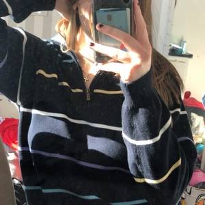 Stickad tröja med dragkedja - Skiiiitsnygg ganska tunn stickad tröja med dragkedja på kragen👍🏻❤️ köpt second hand men är verkligen i ny-skick🥰 köparen står för frakten!