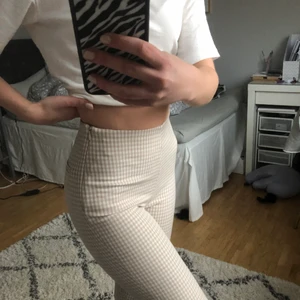 Kostymbyxor - Jättefina kostymbyxor. Säljer då de aldrig kommit till användning, lappen sitter kvar. Köparen står för frakten💗