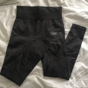  ICANIWILL seamless tights i nyskick - I princip helt nya tights från ICANIWILL. Endast använda vid ett fåtal tillfällen! Supersnygga men jag har för mycket träningskläder. Nypris 599kr