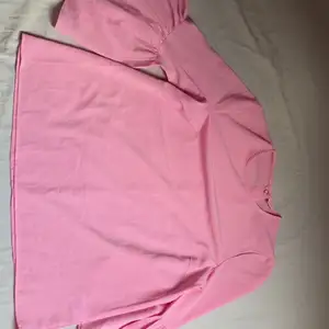 Säljer denna fina rosa tröja. Kostar 50kr. Storlek S. 