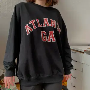 Säljer denna grymt fina sweatshirt pga garderobsrensing!! Storlek 6, sitter oversized på mig med S! Skriv vid intresse💗
