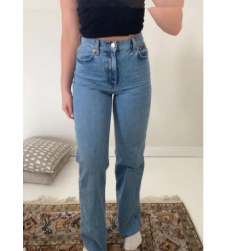 Säljer dessa trendiga jeans från zara då de inte riktigt är min stil längre, strl 34 och använda endast en gång🤍 köparen står för frakten!. Jeans & Byxor.