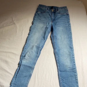 Ljusblå tighta jeans - Säljer mina tighta blåa jeans. Storlek S. Kostar 50kr, frakten ingår. 