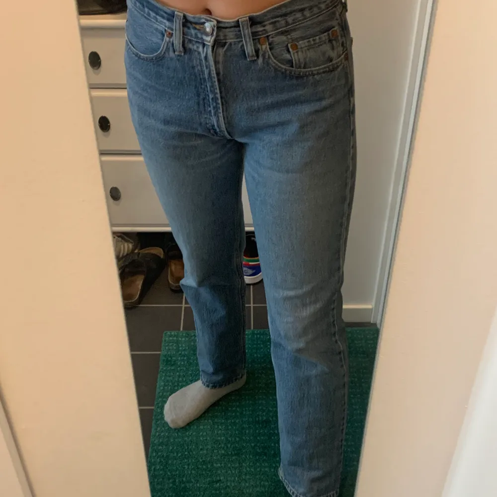 Super snygga vintage jeans, lite slitningar men hela.  Ställ gärna frågor jag är 175.. Jeans & Byxor.