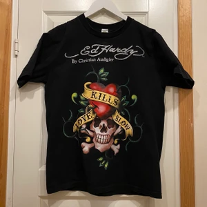 Ed hardy tshirt  - Skitnajs Ed Hardy tshirt 🐉🐉 Den är knappt använd och i väldigt bra skick! Frakt info finns i bion🤗 Senaste budet 180 kr, budgivning slutar 14/3 17.00