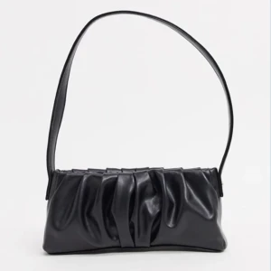 Baguette bag! - Säljer denna super gulliga väska ifrån asos då den inte kommer till användning, endast använd vid ett tillfälle så den är som ny ☺️ 