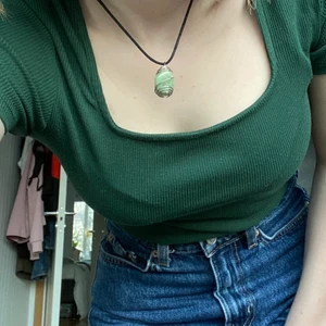 Halsband från Tanzania - Justerbart halsband som är köpt i Tanzania med en ädelsten i. Troligtvis en aventurin eller en grön agat. En blå agat, gul agat och en lila agat medföljer vid köpet eftersom stenen enkelt kan bytas till en annan sten💙