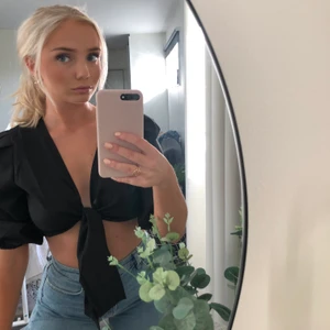 Jättesnygg blus!!!!! - Säljer pga kommer aldrig till användning förutom på bild 🤎 + är lite obekväm i Croptops! Använd 1 gång dvs på bild