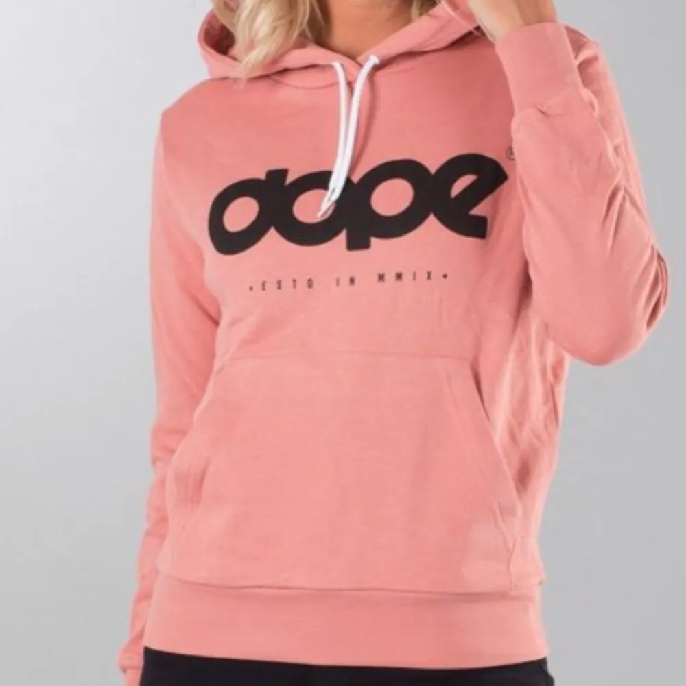 Säljer denna fina dope hoodie då den inte används och är i fint skick som är i storlek xs/s och säljer för 100kr+ frakt  💕. Hoodies.