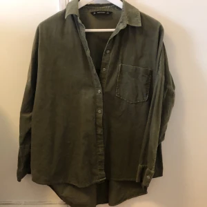 Grön oversize manchester skjorta - Grön oversize skjorta. Smal manchester. Ordpris 400kr, bra skick