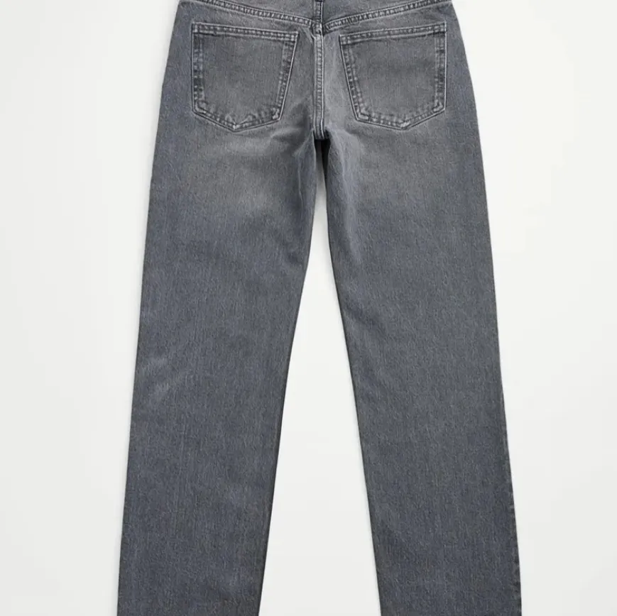 Slutsålda i butik, Zara jeans, med prislapp kvar, helt orörda! Bud startat på 250kr! Dessa är i storlek 38 (Säljer även dessa exakta i storlek 36, finns att buda för dem i en annan annons på min sida ) Gråa, lågmidjade super trendiga fina jeans :) Kan mötas upp i Stockholm eller frakta . Jeans & Byxor.
