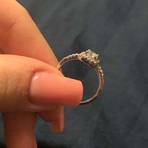 Säljer denna ring då den är fel storlek. Det är den första ringen i äkta silver jag ägt. Jag gillar den verkligen men då den är fel storlek tycker jag att någon annan kanske kan ha den så den passar bättre.