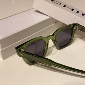 Kiwi #004 Chimi Eyewear  - Säljer mitt andra par Chimi Eyewear solglasögon i modellen ”#004 Kiwi” med en mörk lins som är helt slutsålda och otroligt populära. Säljer ett par till pågrund av att jag i misstag råkade köpa 3 st par. Dom är köpta i Chimis egna butik i Sandhamn för 1 200kr💞 Lådan, boxen och den vita skyddspåsen medgår💞 Skriv privat för fler bilder på glasögonen!!!😊 plusa på 30kr när du budar😊 (bilderna från annonsen är tagna själv)