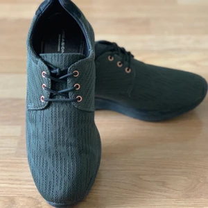 Vagabond sneakers, strl 39 - Vagabond sneakers i storlek 39, khakigröna. Knappt använda. Ordinarie pris 700 kr. Tar swish. 