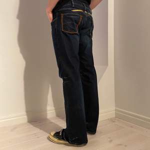 Asfeta vintage bootcuts från Armani jeans, passar W31-32 och L33 ish. Bra skick!! Högsta bud just nu:  200kr + frakt