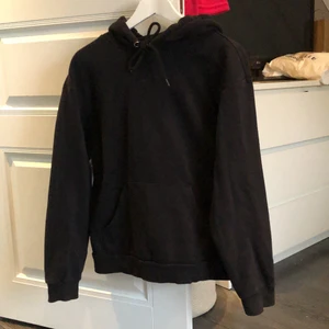 Svart hoodie  - Svart hoodie från monki. Storlek S. Använd 3-4 ggr.