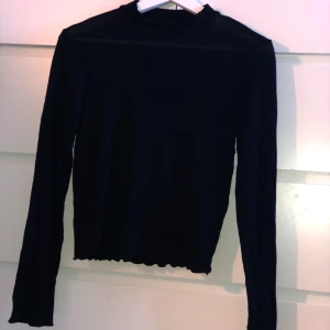 Tröja - Fin tröja, använd ett fåtal gånger. (Spegeln är smutsig på andra bilden inte tröjan haha) ❗️frakt tillkommer❗️