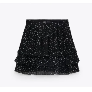 Trendig zara kjol - Säljer nu denna supertrendiga kjol från Zara. Köpt i höstas och säljs pga fel storlek. Nyskick, endast använd ett fåtal gånger. Bud i kommentarerna eller skicka privat. Byter alt gärna med ngn som har kjolen i S. HÖGSTA BUD:260kr