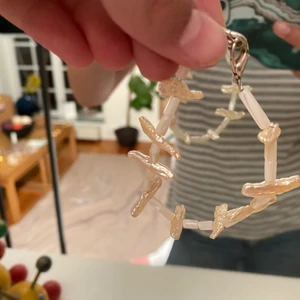 Armband - Säljer ett helt nytt armband från Desert Design som aldrig är använt! Äkta pärlemor. Har en annan annons där jag säljer ett matchande halsband så om ni är intresserade kan ni köpa båda om ni vill :) perfekt till stranden och andra platser! Hör av er vid frågor eller funderingar! Köparen står för frakt 