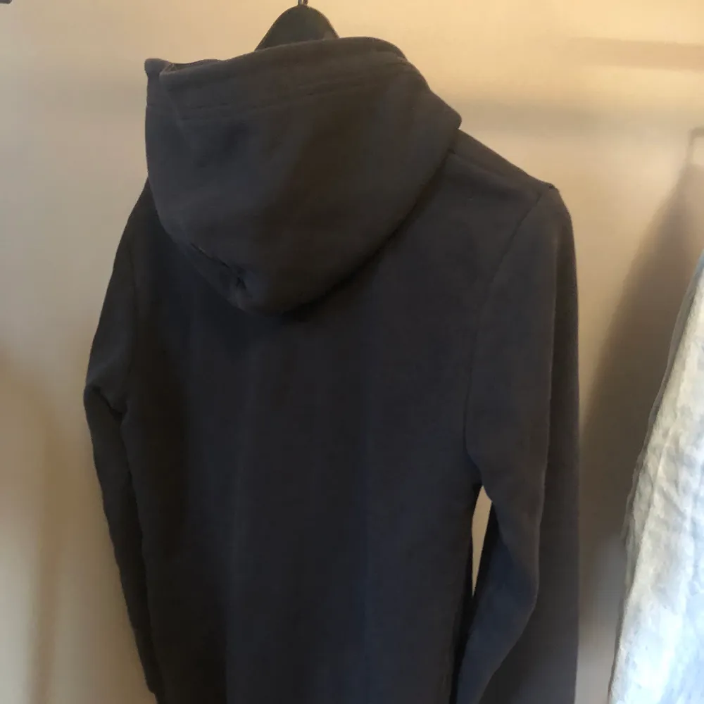 As fin hoodie från peak performance, säljer pga för liten för mig. Storleken är mellan XS & S.. Hoodies.