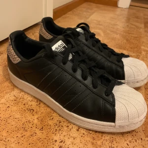 Adidas Originials W Superstar  - Adidasskor i fint skick, använda ett fåtal gånger. Nypris 899 kr. Köparen står för eventuell frakt.