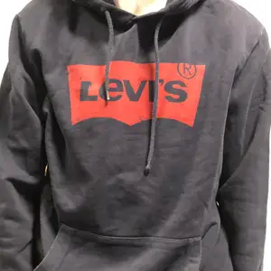 Loose fit Levis marinblå hoodie med rött tryck, storlek M. Pris exkl frakt 125kr, kan mötas på Söder. Bud i kommentarerna. 