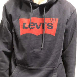 Levis loose fit hoodie - Loose fit Levis marinblå hoodie med rött tryck, storlek M. Pris exkl frakt 125kr, kan mötas på Söder. Bud i kommentarerna. 