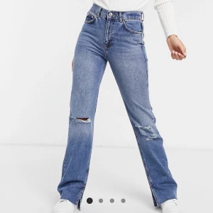 Jeans  - Säljer dessa otroligt fina och sköna jeans ifrån pull&bear. Dom är endast använda 2 gånger då dom tyvärr har blivit för små för mig. Dom har en slits längst ner samt hål på knäna💗 dom är köpta för 419kr. Skicka gärna frågor ifall ni har några💗 frakten tillkommer.   Högsta bud: 300kr