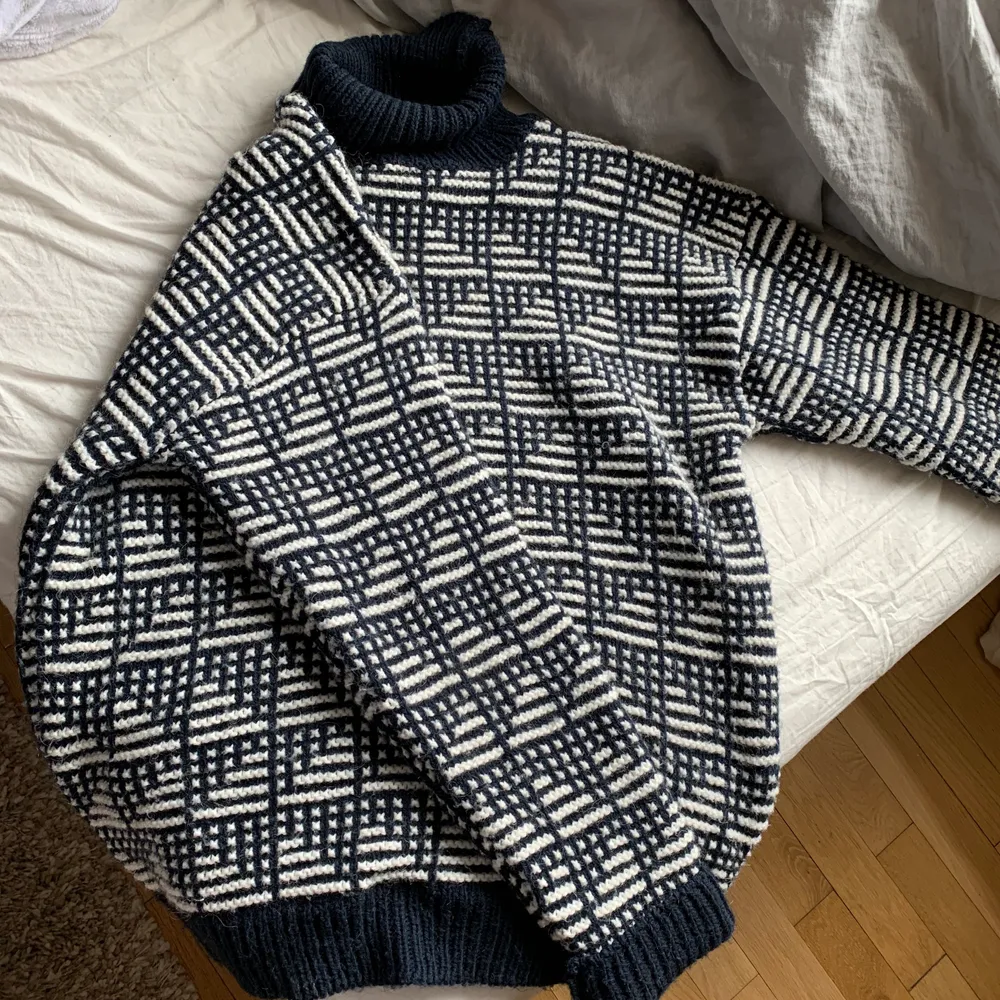 Så så fin oversized stickad tröja med jätte fint mönster. Den är från Zara i storlek M, har vikt upp den på första bilden så den är lite längre annars. Den är pytte lite stickig men inte alls så farligt❤️ . Stickat.