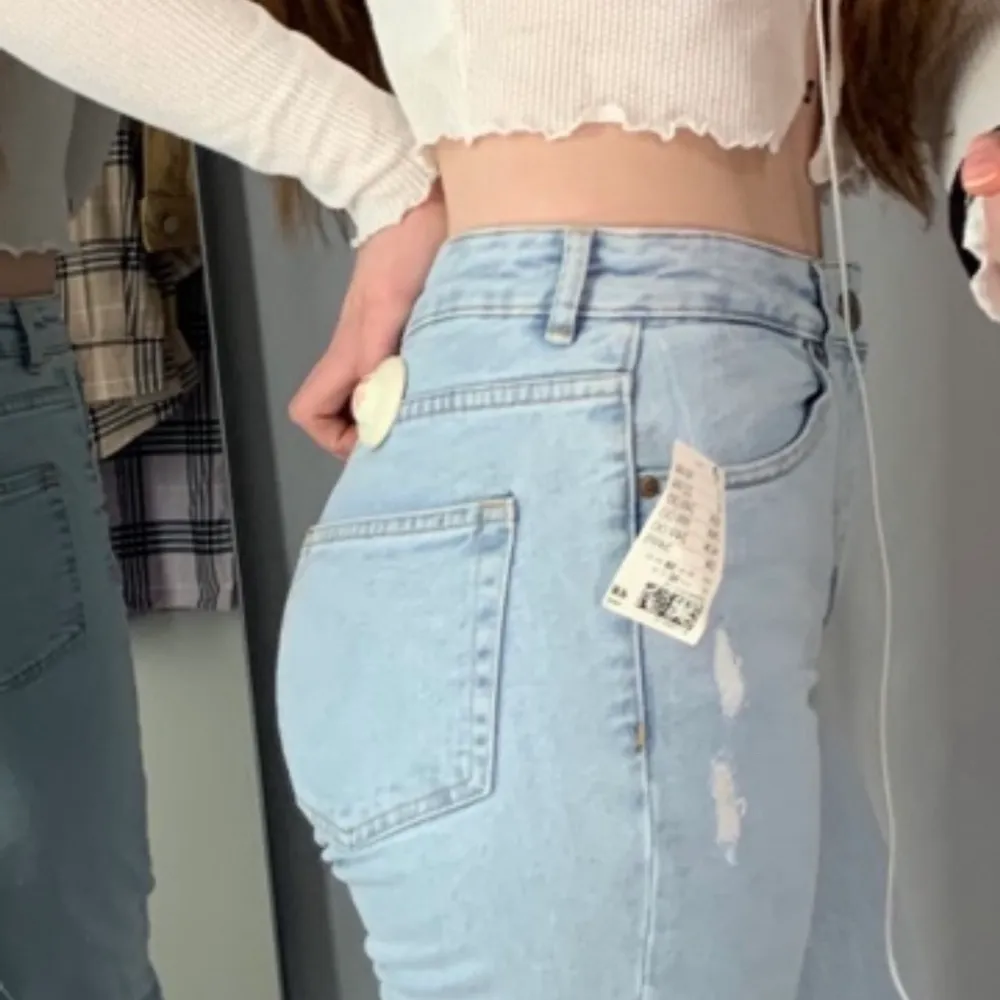 Jeans från H&M strl 36, inte mycket använda, tyvär har de slitningar på ena sidan när skärpet dras igenom men är inget som påverkar hur jeansen sitter, sitter superfint, normalhög midja, köparen står för frakten. Jeans & Byxor.
