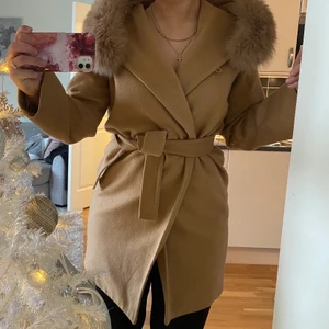 Hollies kappa  - Säljer min hollies kappa som jag köpte för 1 år sedan. Kappan är använd 2 gånger och är i väldigt bra skick.  Storlek 38 dvs M men passar både mindre och högre storlek, köpt för 8500kr säljs för 2000kr 