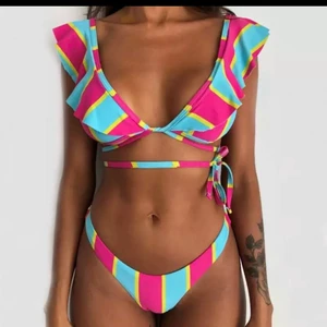 Färgglad bikini  - Aldrig använd! Storlek S. Säljer för jag har alldeles för många bikinin. Halvstring. Toppen kan knytas på många olika sätt! 