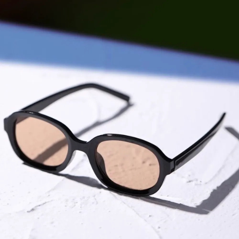 Säljer dessa superfina solglasögon som liknar Lexxola Jordyn, en aning smalare (se sista bilden.) De två första bilderna är för inspo men mycket lika. Jag kan skicka fler bilder på solglasögonen. 💘💘. Accessoarer.